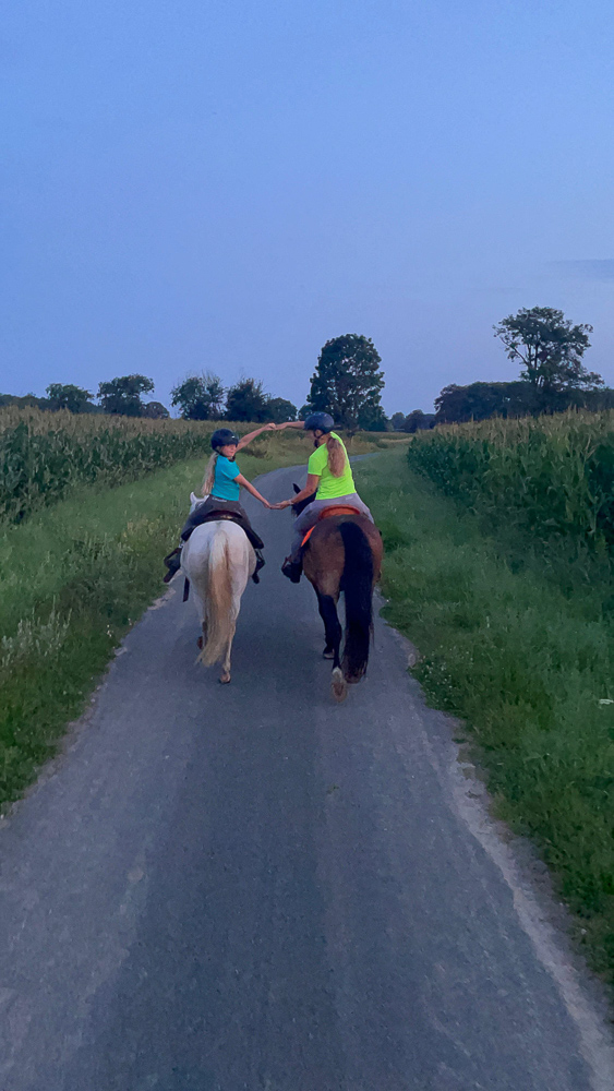 Ausritt mit zwei Ponys